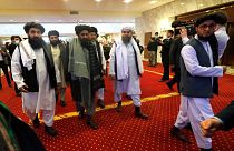 يصل المؤسس المشارك لطالبان الملا عبد الغني بارادار مع أعضاء آخرين من وفد طالبان لحضور مؤتمر سلام دولي في موسكو، روسيا، الخميس 18 مارس 2021