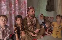 مير نذير، أفغاني، يجلس مع أطفاله، وكان اضطّر العام الماضي إلى بيع ابنته صفية، البالغة من العمر خمس سنوات لشقيقه مقابل مبلغ 300 يورو، 22 أغسطس 2022.