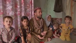 مير نذير، أفغاني، يجلس مع أطفاله، وكان اضطّر العام الماضي إلى بيع ابنته صفية، البالغة من العمر خمس سنوات لشقيقه مقابل مبلغ 300 يورو، 22 أغسطس 2022.