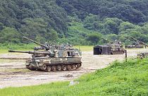 Dél-koreai önjáró lövegek a hadgyakorlat közben
