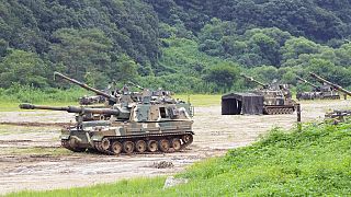 Dél-koreai önjáró lövegek a hadgyakorlat közben