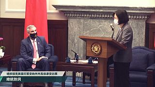 El gobernador de Indiana, Eric Holcomb, en su visita a Taiwán