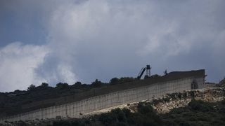 الجدار الحدودي الفاصل بين إسرائيل ولبنان بالقرب من معبر "روش هانيكرا" الحدودي في شمال إسرائيل، 3 يوليو 2022.