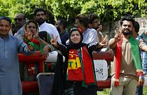 Des Pakistanais manifestent leur soutien devant la maison de Imran Khan