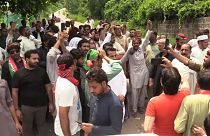 Centenas de pessoas manifestaram-se junto à casa do antigo chefe de Estado paquistanês.