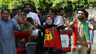 Des Pakistanais manifestent leur soutien devant la maison de Imran Khan