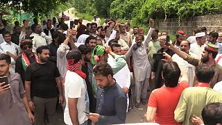 Támogatók egy csoportja a volt pakisztáni miniszterelnök, Imran Hán otthona előtt