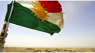 علم كردي يرفرف من أعلى برج مياه بناه حزب الاتحاد الوطني الكردستاني يوم الإثنين، 3 آب / أغسطس.