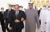  الرئيس المصري عبد الفتاح السيسي برفقة الشيخ محمد بن زايد آل نهيان، في مطار الرئاسة في أبو ظبي، الإمارات العربية المتحدة.