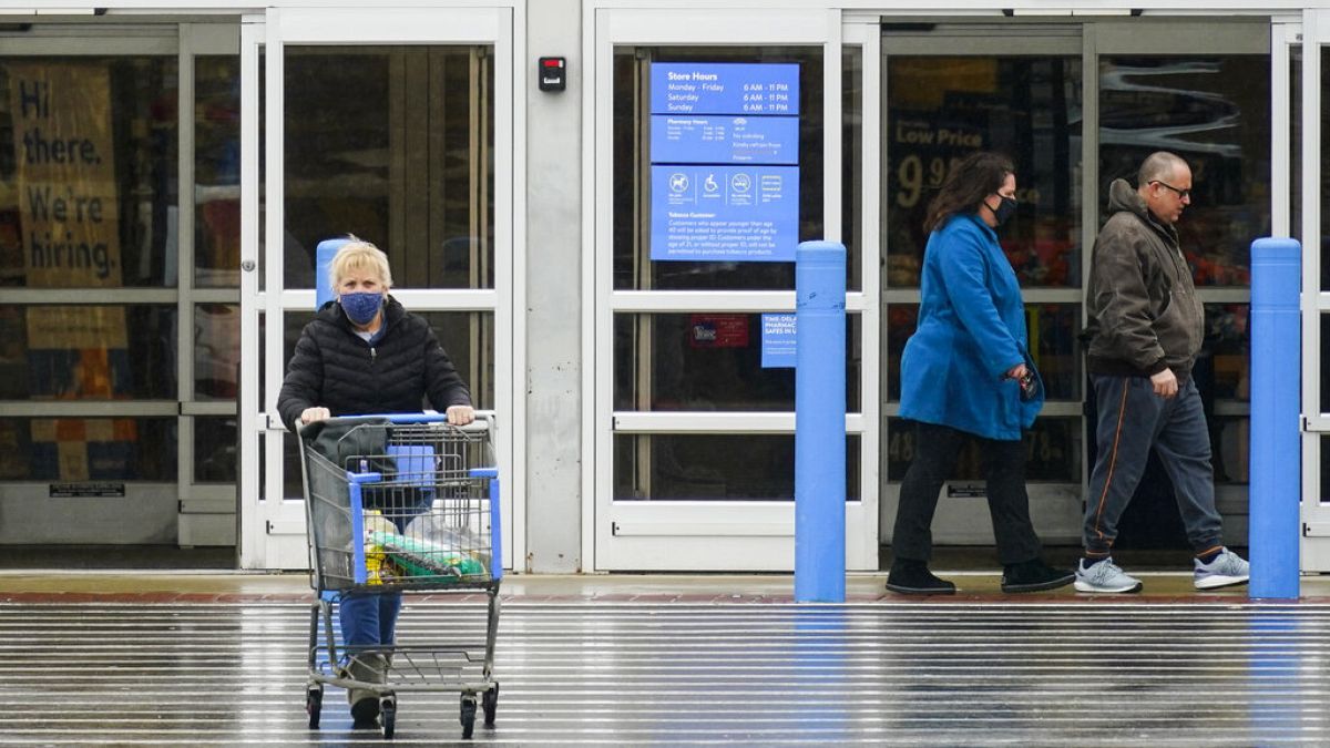 Des britanniques à la sortie d'un supermarché de Warrington, le 4 février 2022.