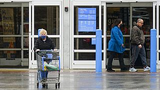 Καταναλωτές έξω από σούπερ μάρκετ (φωτογραφία αρχείου)