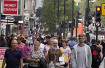 İngiltere'nin başkenti Londra'da sokakta yürüyen vatandaşlar