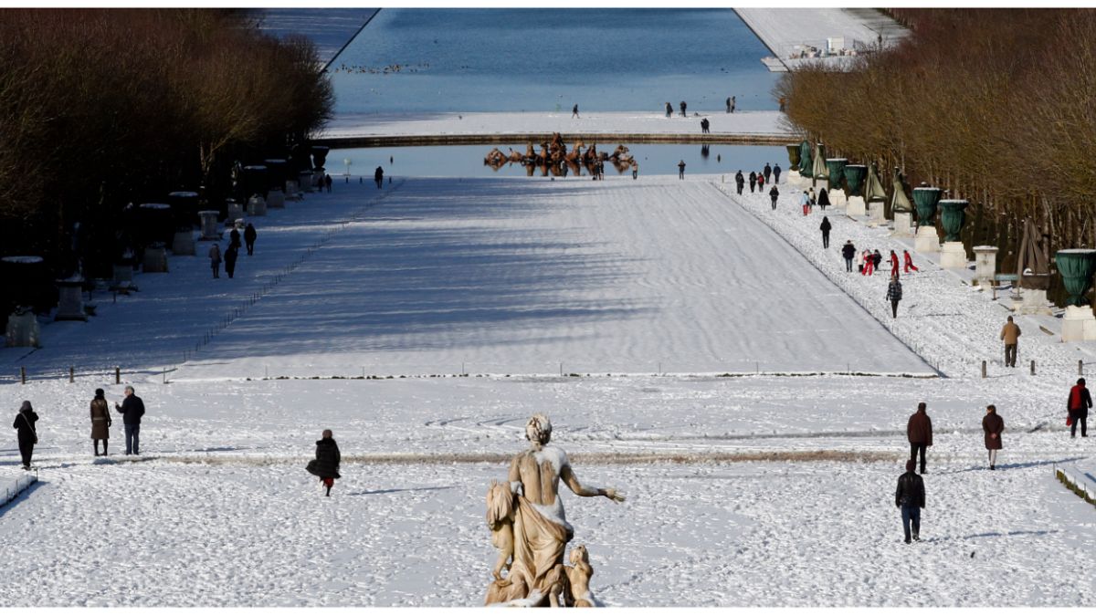 زوار يسيرون في الحدائق المغطاة بالثلوج في قصر فرساي، غرب باريس، الأربعاء 30 يناير