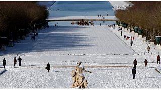 زوار يسيرون في الحدائق المغطاة بالثلوج في قصر فرساي، غرب باريس، الأربعاء 30 يناير