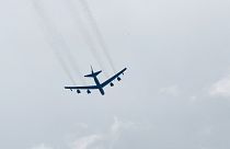 طائرة عسكرية أمريكية في سماء سكوبيي