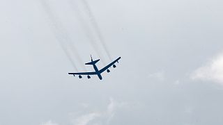 طائرة عسكرية أمريكية في سماء سكوبيي