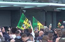 Недовольные болельщики МЮ принесли на стадион плакаты и флаги со словами Love United, Hate Glazers