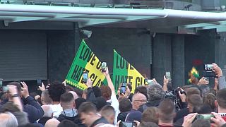 Недовольные болельщики МЮ принесли на стадион плакаты и флаги со словами Love United, Hate Glazers