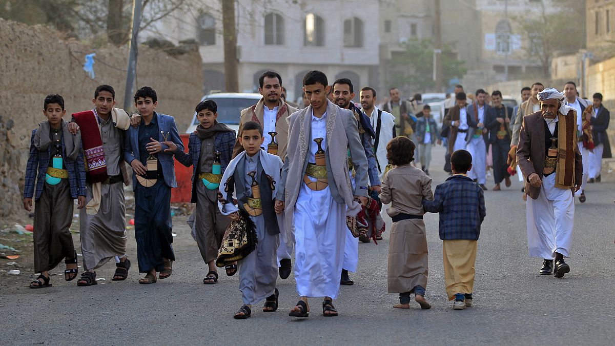 مواطنون يمنيون يسيرون في أحد شوارع العاصمة صنعاء، 2 مايو 2022.