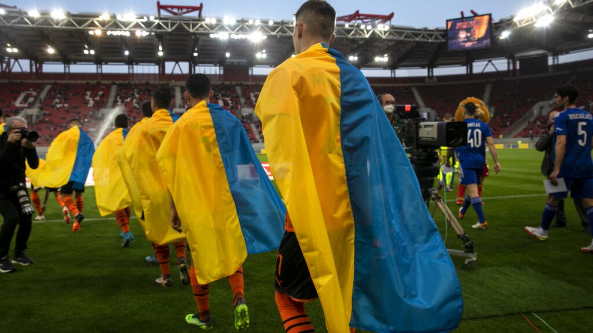 Les joueurs du Shakhtar Donetsk entrent sur le terrain avant un match amical contre l'Olympiakos du Pirée, Athènes, le samedi 9 avril 2022