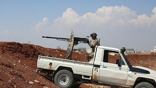 مقاتل سوري مدعوم من تركيا على أطراف بلدة مارع بريف حلب الشمالي على امتداد خط المواجهة مع مناطق سيطرة قوات سوريا الديمقراطية، 20 أغسطس 2022