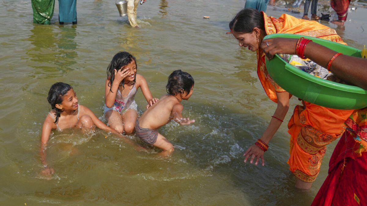 Badende Kinder während des hinduistischen Ram-Navami-Festes in Prayagraj, Uttar Pradesh, Indien.
