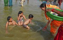 Badende Kinder während des hinduistischen Ram-Navami-Festes in Prayagraj, Uttar Pradesh, Indien.