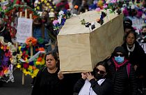 Des femmes étaient chargées de porter le cercueil dédié au salaire minimun argentin