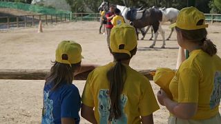 Ukrán gyerekek várnak a lovaglásra