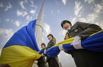 Bağımsızlık Günü için Ukrayna bayrağını hazırlayan askerler