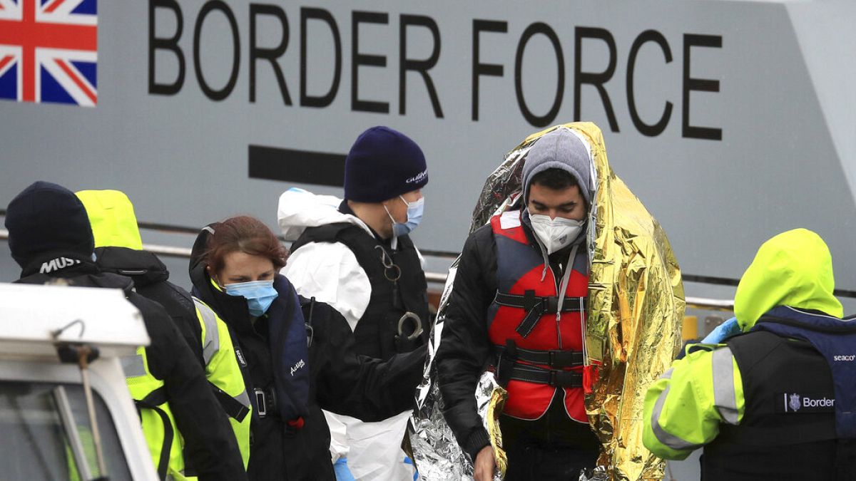 Bir günde şİşme botlarla Manş Denizi'ni geçerek İngiltere'ye ulaşanların sayısı bin 295'i buldu
