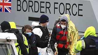 Bir günde şİşme botlarla Manş Denizi'ni geçerek İngiltere'ye ulaşanların sayısı bin 295'i buldu