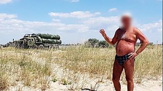 Russischer Tourist in Badehose auf der Halbinsel Krim