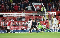 Jadon Sancho (25) az első manchesteri gólt lövi a Manchester United - Liverpool angol bajnoki labdarúgó mérkőzésen 2022. augusztus 22-én