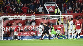 Jadon Sancho (25) az első manchesteri gólt lövi a Manchester United - Liverpool angol bajnoki labdarúgó mérkőzésen 2022. augusztus 22-én