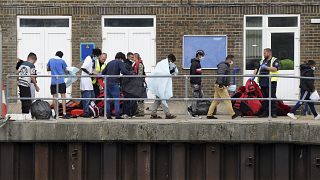 Migrantes chegam a Dover, Reino Unido