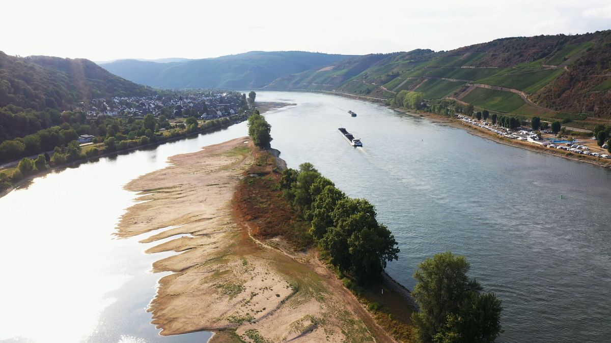ألمانيا: انخفاض مستوى مياه نهر الراين يدفع الشركات لإيجاد حلول بديلة لنقل البضائع 