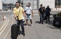 يغادر الفلسطينيون مطار لارنكا الدولي بعد وصولهم على متن أول رحلة جوية من مطار رامون الإسرائيلي، في قبرص، في 22 أغسطس 2022.