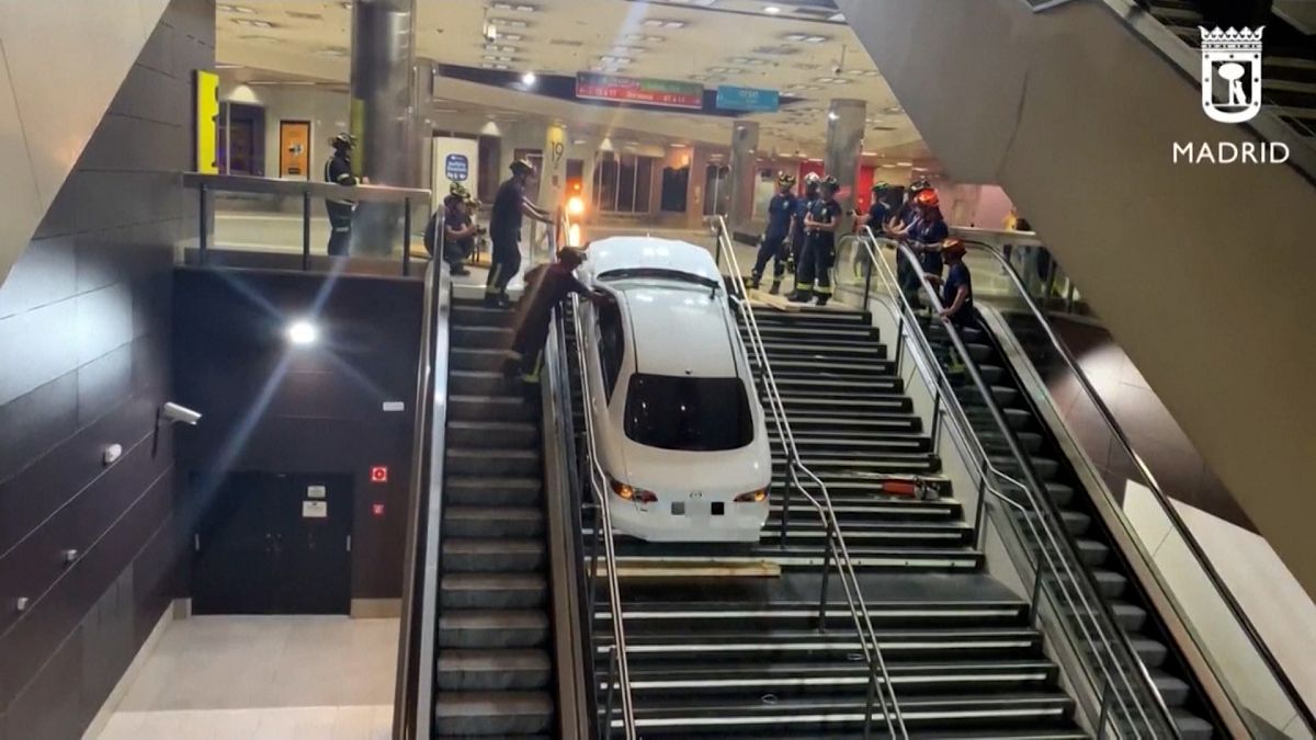 Das Auto fuhr in die Madrider Metro-Station Plaza Eleptica und steckte dann fest.