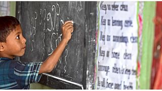 طفل لاجئ من الروهينغا يكتب لغة الروهينغا على السبورة في مدرسة في مخيم كوتوبالونغ للاجئين في أوخيا.