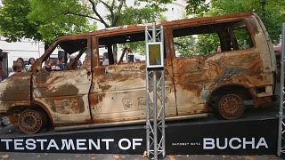 Veículo destruído em ataque a Bucha, exposto em Berlim