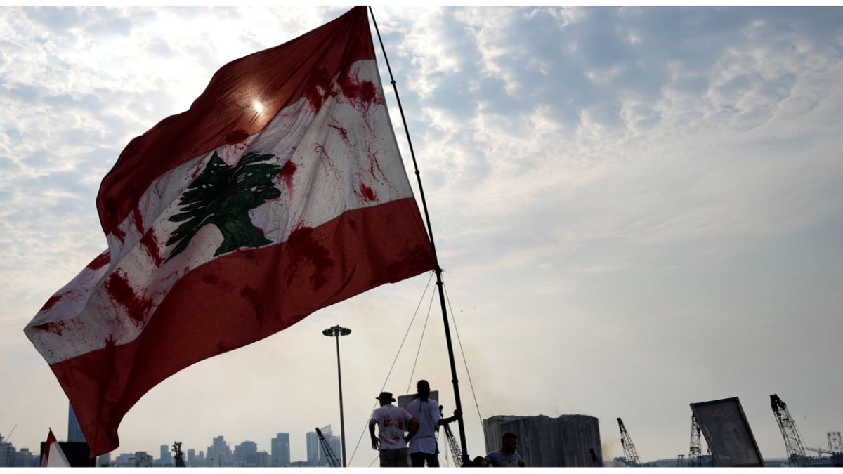 العلم اللبناني يرفرف في العاصمة بيروت