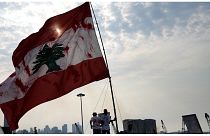 العلم اللبناني يرفرف في العاصمة بيروت