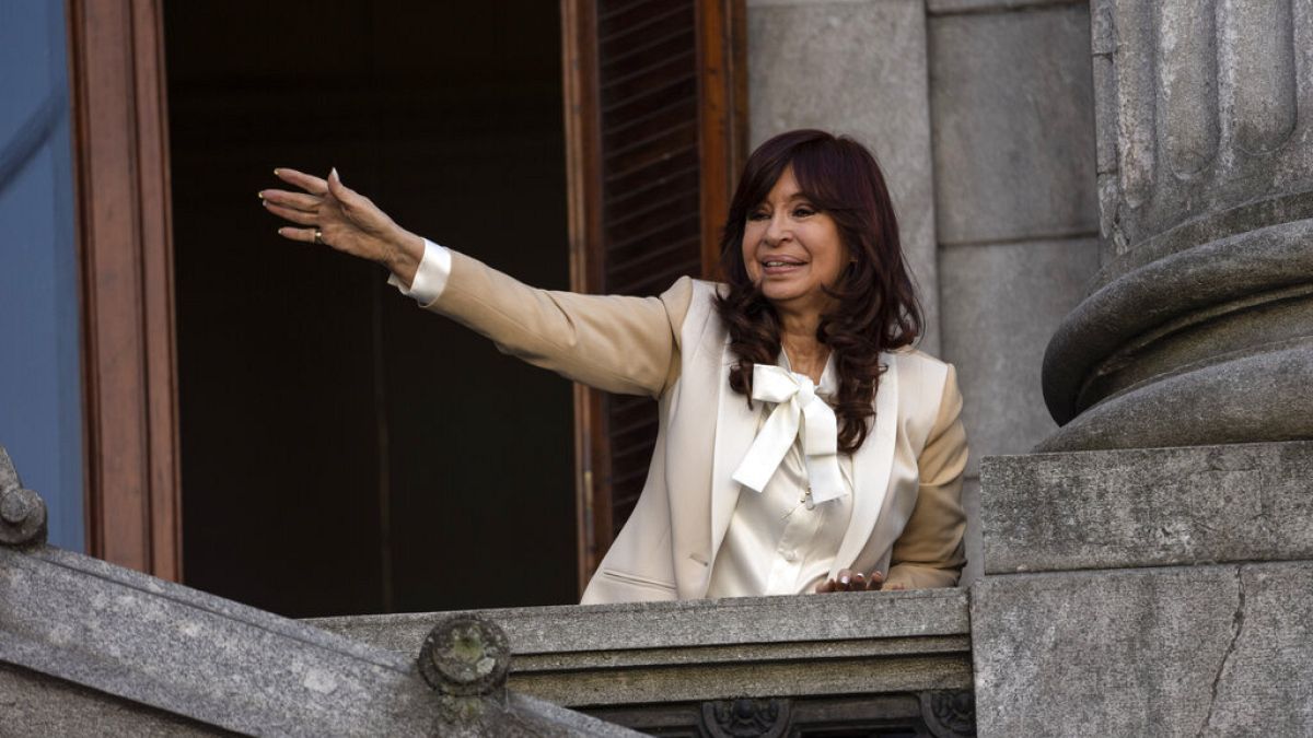 Cristina Fernández saluda a sus seguidores desde su oficina