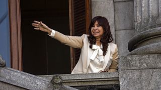 Cristina Fernández saluda a sus seguidores desde su oficina