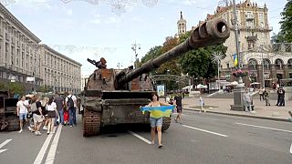 Kiégett orosz tank a kijevi utcán