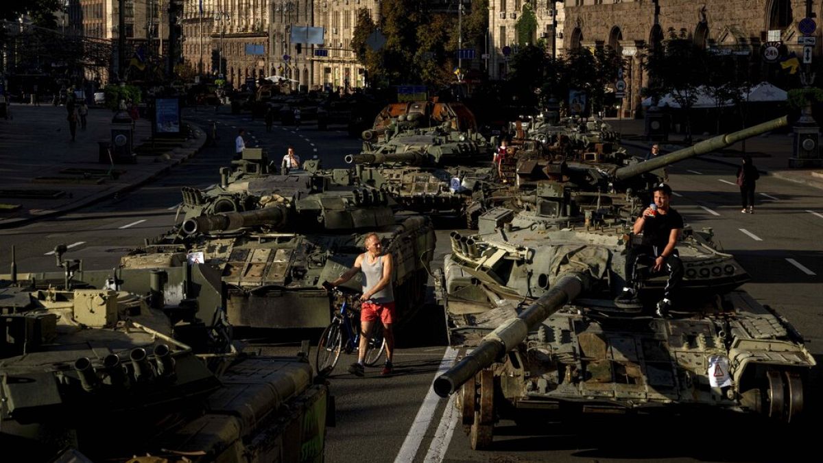 Tanques e blindados russos apreendidos pelos militares ucranianos, nas ruas de Kiev