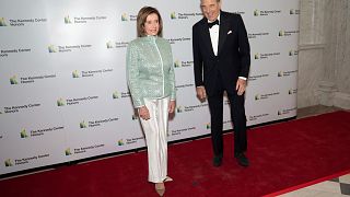 رئيسة مجلس النواب الأمريكي نانسي بيلوسي وزوجها بول في أثناء حضورهما حفل جوائز كينيدي السنوي في واشنطن عام 2019