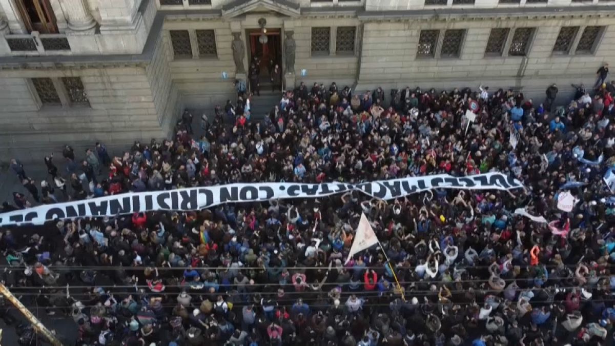 Centenares de personas se reúnen frente al Senado argentino para apoyar a Kirchner. 