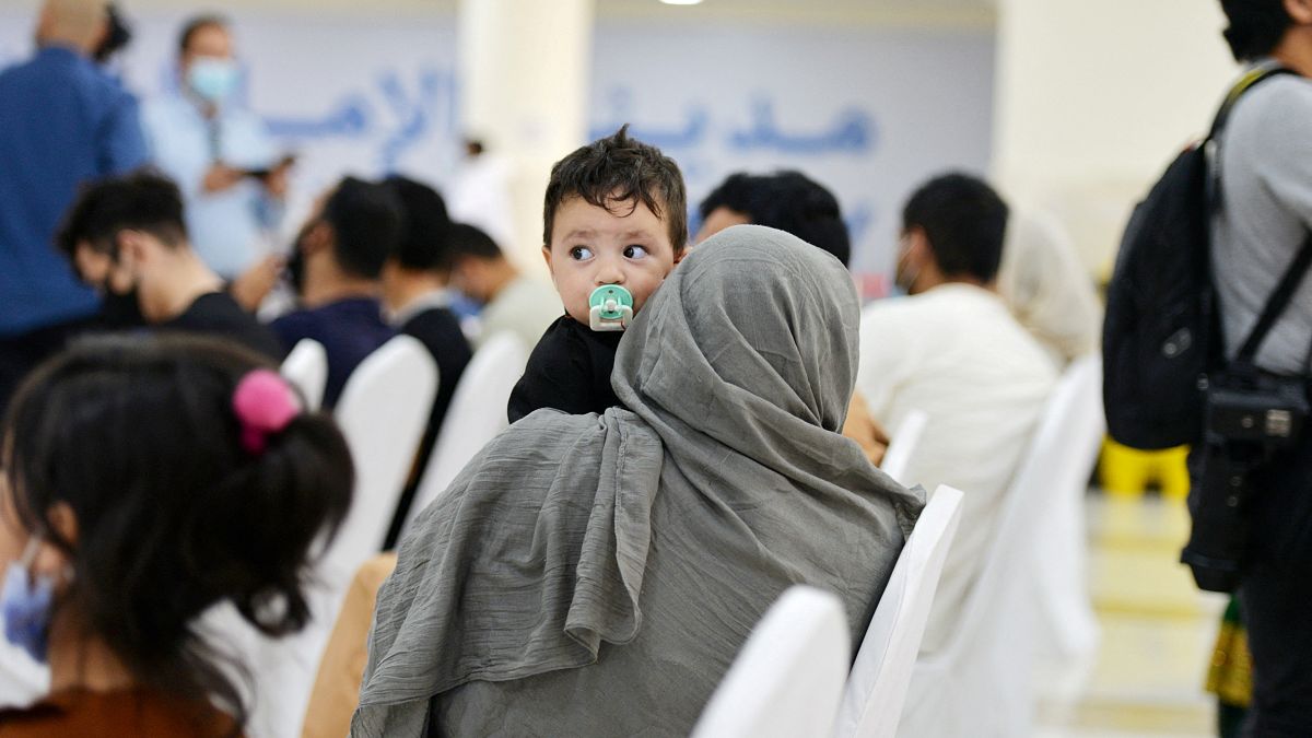 لاجئون من أفغانستان في مدينة الإمارات للخدمات الإنسانية في أبوظبي عام 2021.